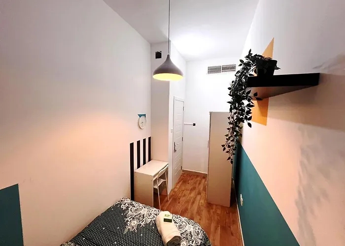 Relaxing Closed Partition Room In Tecom Near Metro